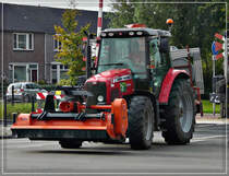 Massey-Ferguson 5455 mit Frontmhwerk fuhr mir am 02.09.11 vor die Linse. 