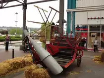 Ein Mähbinder steht am 05.09.2011 im Chemnitz-Center.