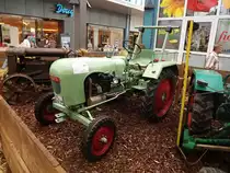 Ein Hatz-Traktor steht am 05.09.2011 im Chemnitz-Center.