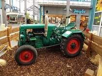 Schlüter-Traktor steht am 05.09.2011 im Chemnitz-Center.