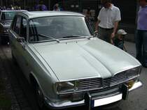 Renault 16. 1965 - 1980. Der im Januar 1965 vorgestellte R16, blieb in insgesamt 5 Baureihen, 15 Jahre im Programm. Hier wurde ein Modell der ersten Serie, Baujahr 1966, abgelichtet. Der 4-Zylinderreihenmotor aus Vollaluminium leistet 55 PS aus 1.470 cm. Oldtimertreffen Kokerei Zollverein am 04.09.2011.