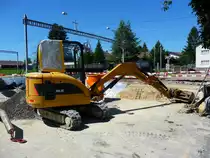 Kleinbagger Caterpillar 302.5 in T�uffelen beim Bahnhofumbau am 17.08.2011