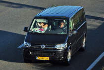 VW Caravelle aus den NL auf der A61 bei Miel - 20.08.2011