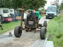 der Besitzer startet unter den staundenden Blicken der Zuschauer den  Haufen Schrott  und f�hrt �ber das Ausstellungsgel�nde anl. der Oldtimeraustellung des Deutz-Club Allmus, August 2011 

