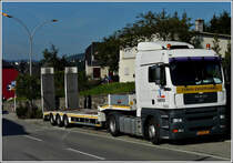 Mit diesem MAN Sattelzug wurde die Aspahltfrsse zur Strassennbaustelle in Wiltz gebracht.  31.08.2011