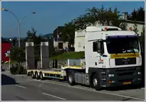 Mit diesem MAN Sattelzug wurde die Aspahltfr�sse zur Strassennbaustelle in Wiltz gebracht.  31.08.2011