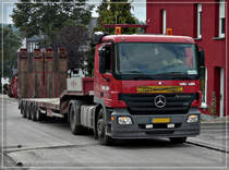 Dieser M-B Actros hat eine Vibrationswalze zu einer Strassenbaustelle gebracht und macht sich auf den Heimweg.  30.08.2011