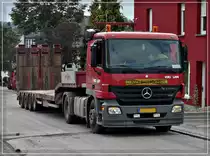 Dieser M-B Actros hat eine Vibrationswalze zu einer Strassenbaustelle gebracht und macht sich auf den Heimweg.  30.08.2011