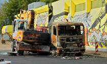 BRANDSTIFTER!!! Auf dem Baugelnde am Campus Melaten in Aachen wurden in der Nacht vom 05. auf den 06.09.2011 ein Actros Kipper und ein Liebherr 904 Litronic Bagger angezndet. Bagger und Kipper wurden extra dicht nebeneinander abgestellt um sie vor Diebstahl von Diesel aus den Tanks zu schtzen. Beide Fahrzeuge brannten vllig aus, Schaden rund 250.000 Euro. Aufnahme vom 07.09.2011.