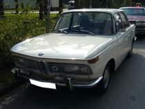 BMW 2000. 1966 - 1972. Der 2000 war hubraumtechnisch das Spitzenmodell der sogenannten  Neuen Klasse . Der 100 PS leistende 4-Zylinderreihenmotor mit 1.990 cm Hubraum verhalf dem Auto zu einer Spitzengeschwindigkeit von 168 km/h. Bei seiner Markteinfhrung kostete dieser Wagen DM 11.475,00 in Grundausstattung. Oldtimerteffen Kokerei Zollverein am 04.09.2011.