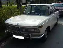 BMW 2000. 1966 - 1972. Der 2000 war hubraumtechnisch das Spitzenmodell der sogenannten  Neuen Klasse . Der 100 PS leistende 4-Zylinderreihenmotor mit 1.990 cm� Hubraum verhalf dem Auto zu einer Spitzengeschwindigkeit von 168 km/h. Bei seiner Markteinf�hrung kostete dieser Wagen DM 11.475,00 in Grundausstattung. Oldtimerteffen Kokerei Zollverein am 04.09.2011.