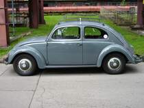 Ein wunderschner 1954´er Standard Kfer mit zeitgenssischem Dachgepcktrger in der Industriekullise der Kokerei Zollverein Essen am 04.09.2011. 