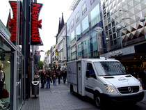 MB-Sprinter bahnt sich mit seiner wertvollen Fracht den Weg durch die K�lner Innenstadt;110827