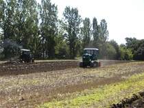 RS 01/40 Pionier und KS 30 beim Pflgen eines Feldes. Diese Szene wurde beim Traktorentreffen in Bocka(Altenburg) aufgenommen