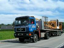 MAN 18.372 transportiert einen Turmdrehkran zu einer Baustelle;110719