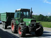 FENDT Farmer309LSA ist mit einem Einachstandemkipper unterwegs;110719