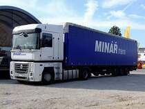 RENAULT-480 von Minar-Trans bei der Abholung von Messegut in Ried;110812