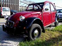 2CV wartet mit offenem Planenverdeck auf seinen Besitzer;110917
