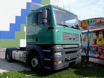 MAN TGA18.350 wartet auf den Abtransport eines Schaustelleraufliegers;110912