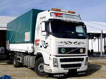 VOLVO FH12 wird beim Abtransport einer Bierhalle vom Rieder Volksfestgel�nde herangezogen;110912