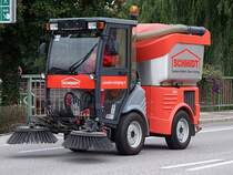 Kehrmaschine am Weg zum n�chsten Einsatz;110909