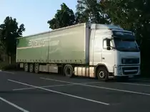 Am Abend,vom 22.September 2011,stand dieser VOLVO Sattelzug in der Abendsonne auf einem Parkplatz in Bergen/R�gen.
