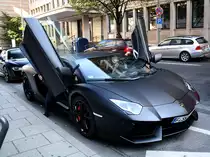 Lamborghini Aventador LP700-4 mit ge�ffneten T�ren in Frankfurt am Main (24.9.2011)