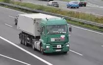 MAN Kippsattelzug auf der A2 bei Lehrte, am 22.08.2011