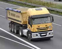 Iveco Starlis Kippstallzug aufder A2 bei Lehrte, am 22.08.2011