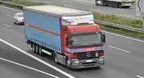 Mercedes Actros Sattelzug auf der A2 bei Lehrte, am 22.08.2011.