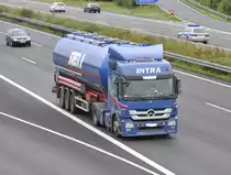 Mercedes Actros Tanksattelzug auf der A2 bei Lehrte am 22.08.2011.