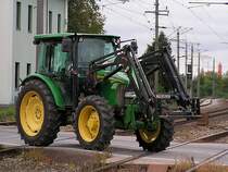 JD 5720 mit Frontlader bei der �berquerung eines Bahn�bergang entlang der Ostbahn ;110919