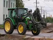 JD 5720 mit Frontlader bei der �berquerung eines Bahn�bergang entlang der Ostbahn ;110919