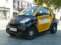Smart wirbt f�r das Wiesbadener Stadtfest 2011, gesehen in der Wiesbadener Fu�g�ngerzone