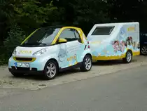 Smart mit Anh�nger als Werbetr�ger f�r einen Kinderzahnarzt steht an der Fasanerie in Wiesbaden, September 2011