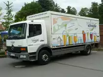 MB Atego 1528 der Getr�nkehandlung SCHNEIDER steht in Wiesbaden an der Fasanerie, September 2011