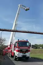 Am Tag der offenen T�r des ChemParks Uerdingen pr�sentierte die Werkfeuerwehr ihre 34-m-Drehleiter, montiert auf einem MAN TGS 35.440 (Krefeld 24.9.2011).