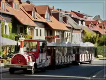 In den Stra�en von Waren an der M�ritz kamm mir diese Stra�en-Eisenbahn entgegen.  24.09.11