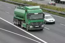 Mercedes Actros Tanksattelzug auf der A2 bei Lehrte, am 14.09.2011.