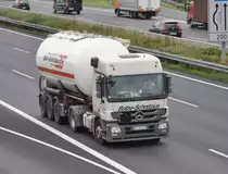 Mercedes Actros Silosattelzug bei Lehrte auf der A2, am 14.09.2011