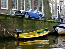 Triumph-TR6 parkt entlang einer Amsterdamer Gracht;110904