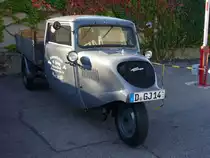 Tempo A 400 Hochpritsche. 1945 - 1948. Bereits im Juli 1945 konnten die von Kriegseinwirkungen verschonten Tempowerke in Hamburg wieder die Produktion des Tempo Dreirades aufnehmen. Der Antrieb erfolgte mit einem 2-Zylinder ILO Reihenzweitaktmotor der aus 397 cm� 12,5 PS leistete. Eine solche Hochpritsche kostete im August 1948 DM 4.010,00. Besucherparkplatz der Classic Remise D�sseldorf am 01.10.2011.