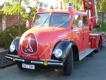 Magirus Mercur 125 mit 30 Meter Drehleiter der Feuerwehr Solingen. Der luftgek�hlte V6-Dieselmotor leistet 125 PS aus 7.983 cm�. Dieser Magirus stand von 1958 bis 1978 im Dienst der Solinger Feuerwehr. Danach versah er noch einige Jahre seinen Dienst bei einer Freiwilligen Feuerwehr in der �sterreichischen Steiermark. Als die Verschrottung anstand, kauften einige Solinger Feuerwehrm�nner den Wagen zur�ck und restaurierten ihn. Besucherparkplatz der Classic Remise am 01.10.2011.