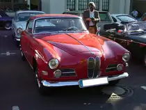 BMW 503 Coupe. 1956 - 1959. Dieser von Graf Goertz gezeichnete Reisesportwagen verkaufte sich in der Coupevariante 273 mal. Der V8-motor leistet 140 PS aus 3.168 cm� Hubraum. Besucherparkplatz der Classic Remise am 01.10.2011.