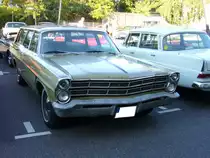 Ford Custom Ranch Wagon 1967. Die Modelle des 1967´er Ford Jahrganges waren in folgenden Motorisierungen lieferbar: 6-Zylinderreihenmotor mit 150 PS, sowie V8-motoren mit 200 PS, 315 PS und 345 PS. Besucherparkplatz der Classic Remise am 01.10.2011.