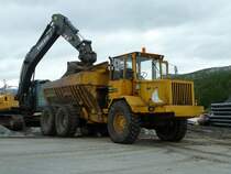 Volvo Dumper wird gerade beladen, S�dnorwegen Juli 2011