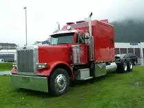 Peterbilt Zugmaschine steht auf dem Gel�nde einer tankstelle in S�dnorwegen, Juli 2011