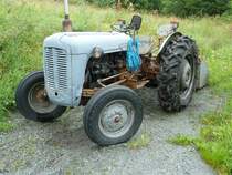 Ferguson mit aufgelegten Schneeketten wartet auf den n�chsten Winter, Norwegen Juli 2011