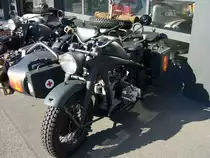 Z�ndapp KS 750 mit angetriebenem Seitenwagen. 1940 - 1948. Die KS 750 wurde aufgrund von Vorgaben des Heereswaffenamtes konstruiert. Der 2-Zylinderviertaktboxermotor leistet 26 PS aus 751 cm� Hubraum. Von diesem Modell wurden 18.635 Einheiten produziert. Davon entfielen 349 Motorr�der auf die Nachkriegszeit. Besucherparkplatz der Classic Remise am 01.10.2011.