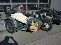 BMW R 75 mit angetriebenem Seitenwagen. 1940 - 1944. Der 2-Zylinderviertaktboxermotor leistet aus 746 cm� 26 PS. Besucherparkplatz der Classic Remise am 01.10.2011.
